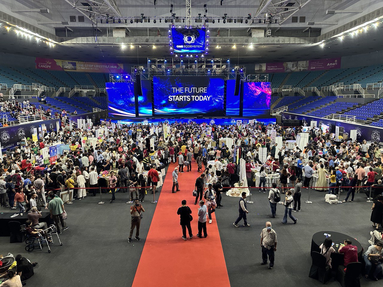 Impor dijual kembali EC lintas batas Sejumlah besar orang telah berkumpul di arena acara teknologi, dan kata-kata "Masa depan dimulai hari ini" ditampilkan di panggung tengah.